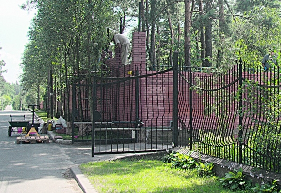 Сын коммуниста надстраивает забор и устанавливает камеры. Фото: И.Каумбаев