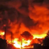 Грузовой поезд, перевозивший нефть, сошел с рельсов в Канаде: одна цистерна взорвалась