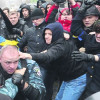 Возле ЦУМа подралось большое количество митингующих