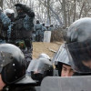 В Мариинском парке Беркут от скуки играет в футбол и катается на щитах как на санках (ВИДЕО)