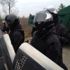 Дом Пшонки охраняют вооруженные бойцы (ФОТО)