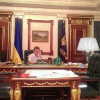 Порошенку не до футбола, он на рабочем месте в АП (ФОТОФАКТ)