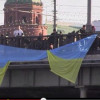 В Москве задержали активистов, которые развернули десятиметровый флаг Украины напротив Кремля (ВИДЕО)