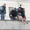 Российский художник-акционист отрезал себе мочку уха на крыше лечебницы, в которой находится Савченко (ФОТО)