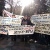 Раду пикетируют около 200 человек и требуют люстрации