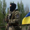 Двое пьяных мужчин в Мариуполе угрожали оружием бойцам «Азова» (ВИДЕО)