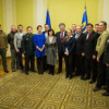 Порошенко наградил орденами и медалями 19 волонтеров