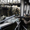 В аэропорту Донецка боевики под дымовой завесой забирают тела