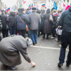 В Москве пенсионерка собирает мелочь, пока рядом идут люди, кричащие за деньги, что они великая страна (ФОТОФАКТ)