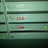 Журналисты попытались узнать, кто расклеивает таинственные стикеры на почтовых ящиках в Киеве