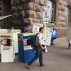 Киевляне в костюме МАФов устроили флешмоб под КГГА