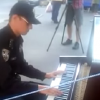 Киевский полицейский сыграл известный хит на уличном рояле (ВИДЕО)