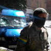 Приемную Добкина забросали камнями и петардами