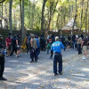 Полсотни молодых людей окружили дом Добкина