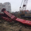 В Киеве упал строительный кран в двух метрах от тротуара (ФОТО)