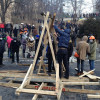 На Грушевского митингующие пустили в ход катапульту