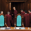 Рада уволила судей Конституционного суда, против них будут возбуждены уголовные дела