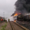 Пожару на Донецкой железной дороге присвоен высший уровень сложности, горят цистерны с пропан-бутаном