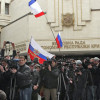 В Крыму люди с российскими флагами прорвались в парламент АРК