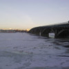 В Киеве мужчина разбился, прыгнув на лед с моста Метро