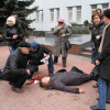 В интернете появилось видео, как стреляли из автомата в митингующих перед управлением СБУ в Хмельницком