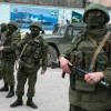 «Зеленые человечки» грузят военную технику для отправки в Украину