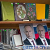 В Крым привезли портреты Путина, но продают их за гривны