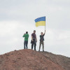 Двенадцать дончан водрузили флаг Украины на самый высокий террикон Донецка (ФОТО)