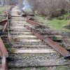 На Киевщине злоумышленники разобрали железнодорожный путь и пустили под откос локомотив