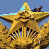 Звезду на сталинской высотке в Москве уже перекрасили (ФОТО)