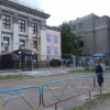 В Киеве волонтеры покрасили забор посольства РФ в Украине в цвета украинского флага (ФОТО)