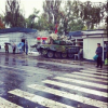 В Донецке танк боевиков заехал в остановку и МАФы (ФОТОФАКТ)