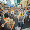 Синие и желтые ленты стали символом протестов в Гонгконге (ВИДЕО)