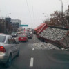 В Киеве дорогу засыпало камнями: перевернулся грузовик (ФОТО)