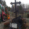 В Киеве на могиле погибшего в АТО журналиста сожгли венки и крест (ФОТО)