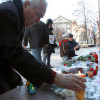 Украинцы приносят цветы к посольству Франции в Киеве (ФОТО)