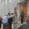 «Правый сектор» за неуважение к бойцам АТО запихнул в мусорник сельского голову на Прикарпатье (ВИДЕО)