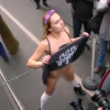 «Х*йло, езжай домой!» Активистка «Femen» разделась в Будапеште из-за Путина (ВИДЕО)