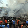 В Индонезии резко выросло число жертв падения военного самолета на жилые дома (ВИДЕО)