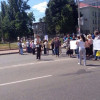 В Киеве противники сноса киосков облили технику бензином и заблокировали дорогу