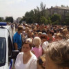 В центре Донецка жители города вышли на стихийный митинг против войны (ВИДЕО)