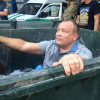 Главу ФГИУ Одесской обл. затолкали в мусорный бак, облили зеленкой и обсыпали мукой (ФОТО)