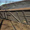 В Луганской области в результате подрыва железнодорожной линии опрокинулся поезд