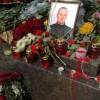 Киевляне приносят цветы под здание Рады, где граната попала в нацгвардейцев