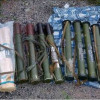 Арсенал оружия и пакет с Трамадолом. СБУ обнаружила тайник возле трассы Артемовск-Дебальцево