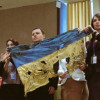 Украинские активисты во время выступления Путина в ООН вывесили изорванный флаг с Иловайска